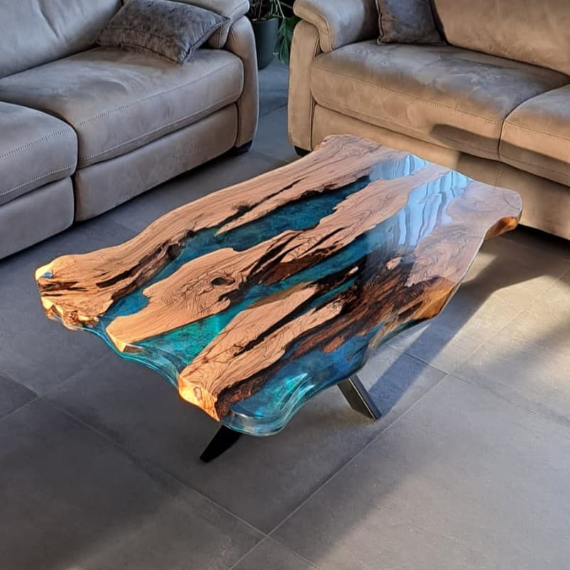 Massiver Olivenholz-Baumkanten-Couchtisch – Blue River Epoxidharz (Einzigartige Maßanfertigung)