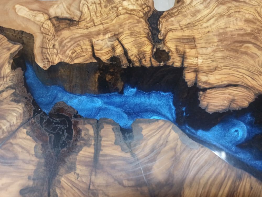 Blauer Baumkanten-Epoxidharz-Couchtisch aus Olivenholz