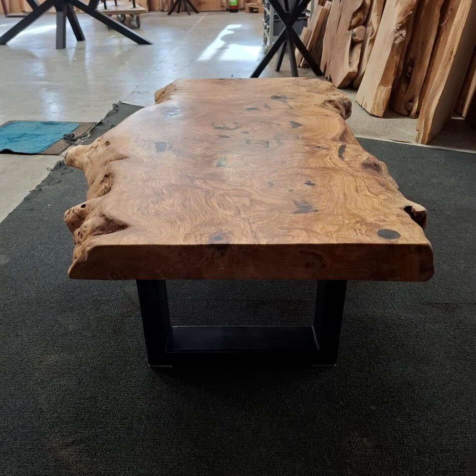 Massiver Baumkanten-Couchtisch aus Eiche nach Maß gefertigt