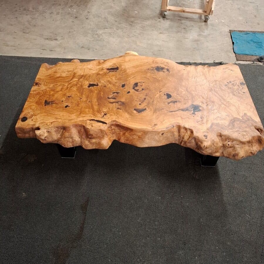 Massiver Baumkanten-Couchtisch aus Eiche nach Maß gefertigt