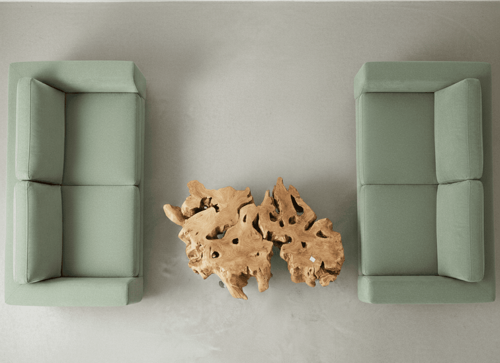 Baumkanten-Couchtisch aus Olivenholz mit Rollen