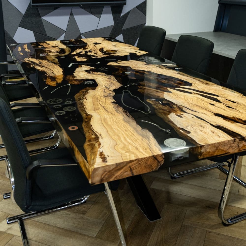 Epoxidharz-Konferenztisch nach Maß gefertigt - Massiver Baumkantentisch