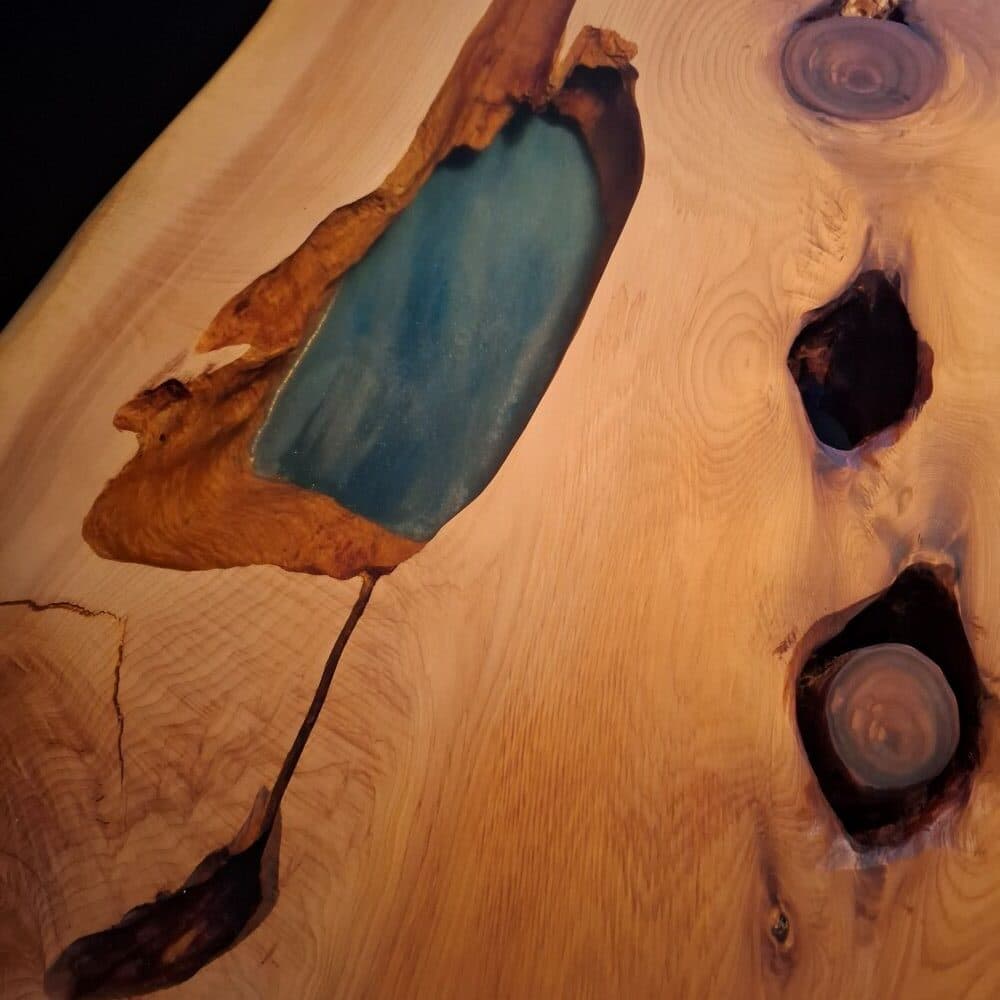 Massiver Wacholder-Baumkantentisch mit blauem Epoxidharz