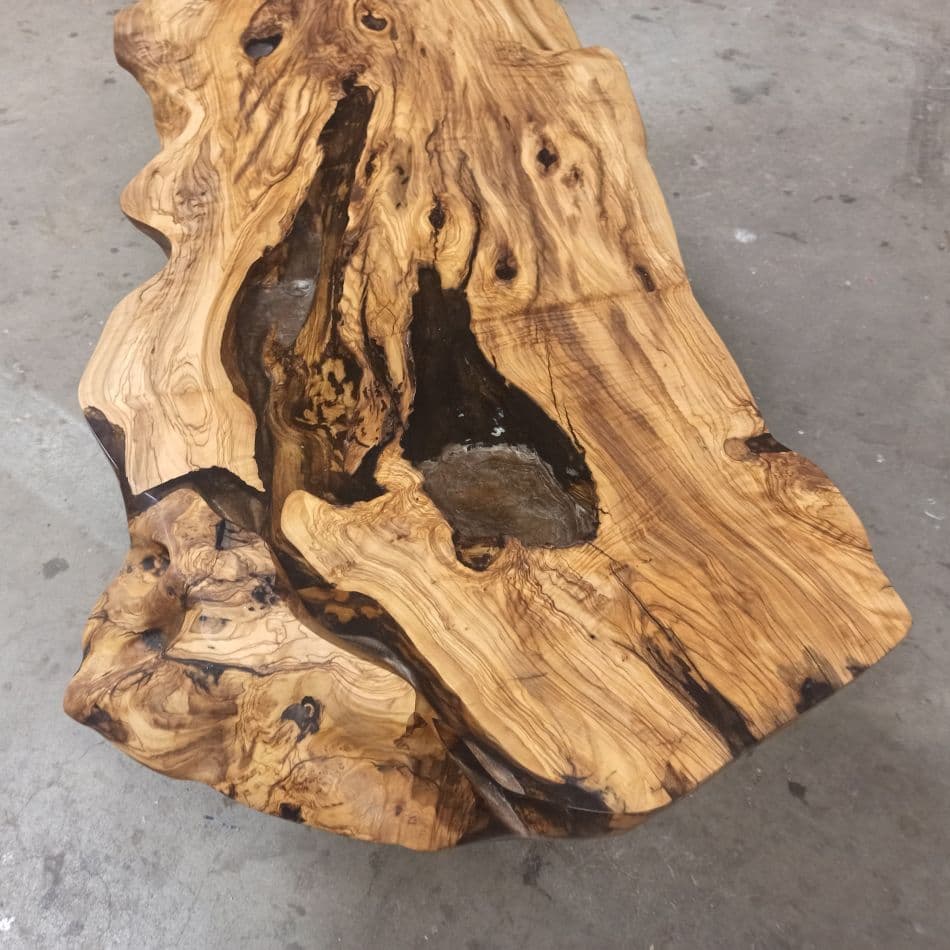 Massieve Olijfhouten Boomstam Salontafel met lichte Epoxy