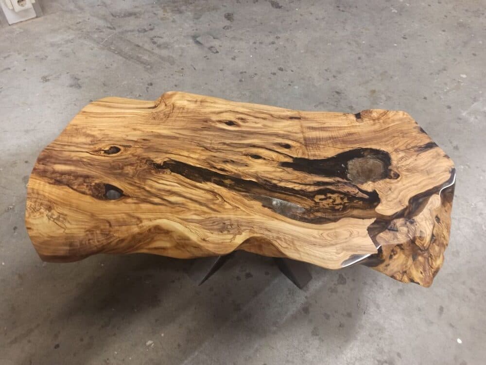 Massiver Baumkanten-Couchtisch aus Olivenholz mit hellem Epoxidharz