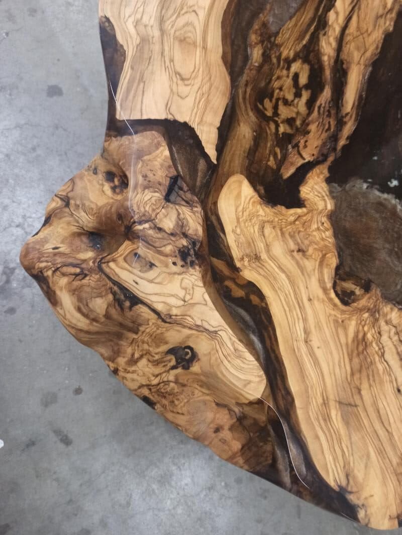 Massiver Baumkanten-Couchtisch aus Olivenholz mit hellem Epoxidharz