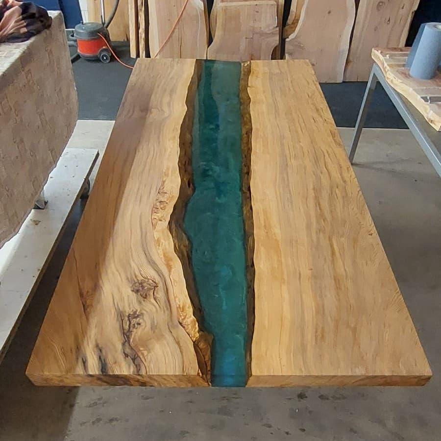 Massiver Epoxidharz-River-Table aus Zedernholz – Baumkantentisch