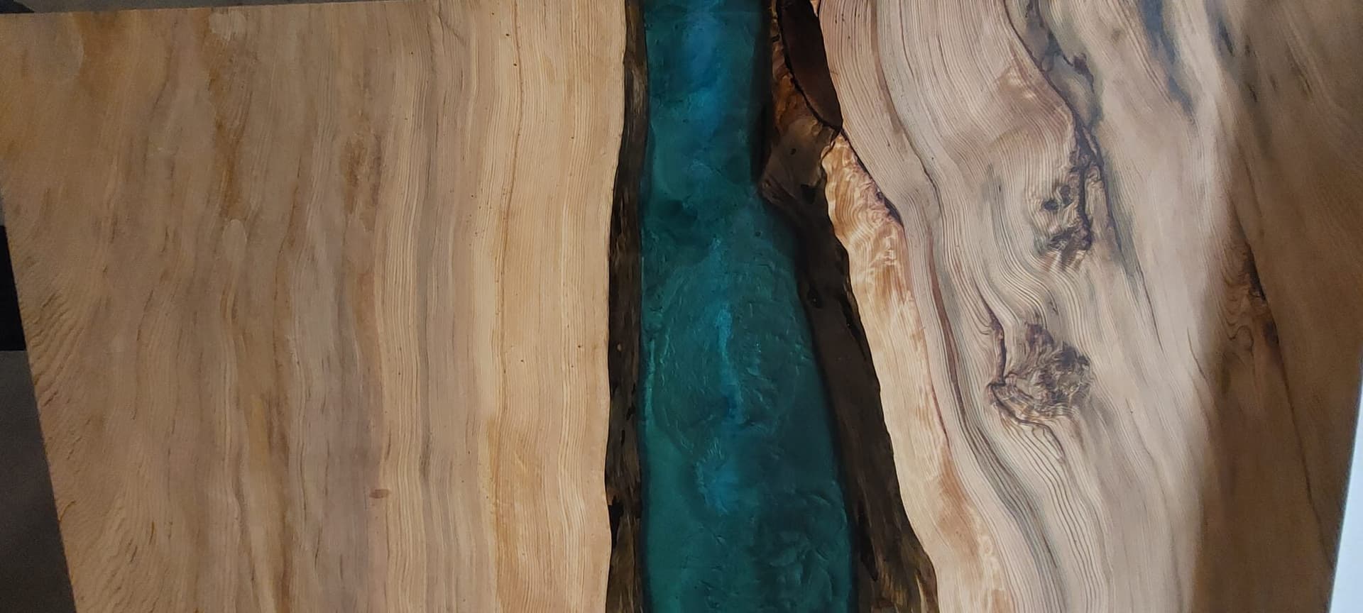 Massiver Epoxidharz-River-Table aus Zedernholz – Baumkantentisch