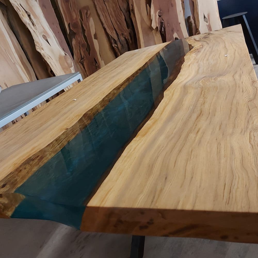 Massiver Epoxidharz-River-Table aus Zedernholz – Baumkantentisch