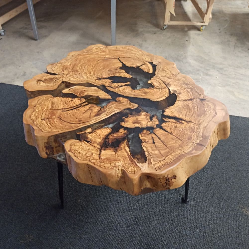 Massiver Olivenholz-Baumkanten-Couchtisch mit Epoxidharz