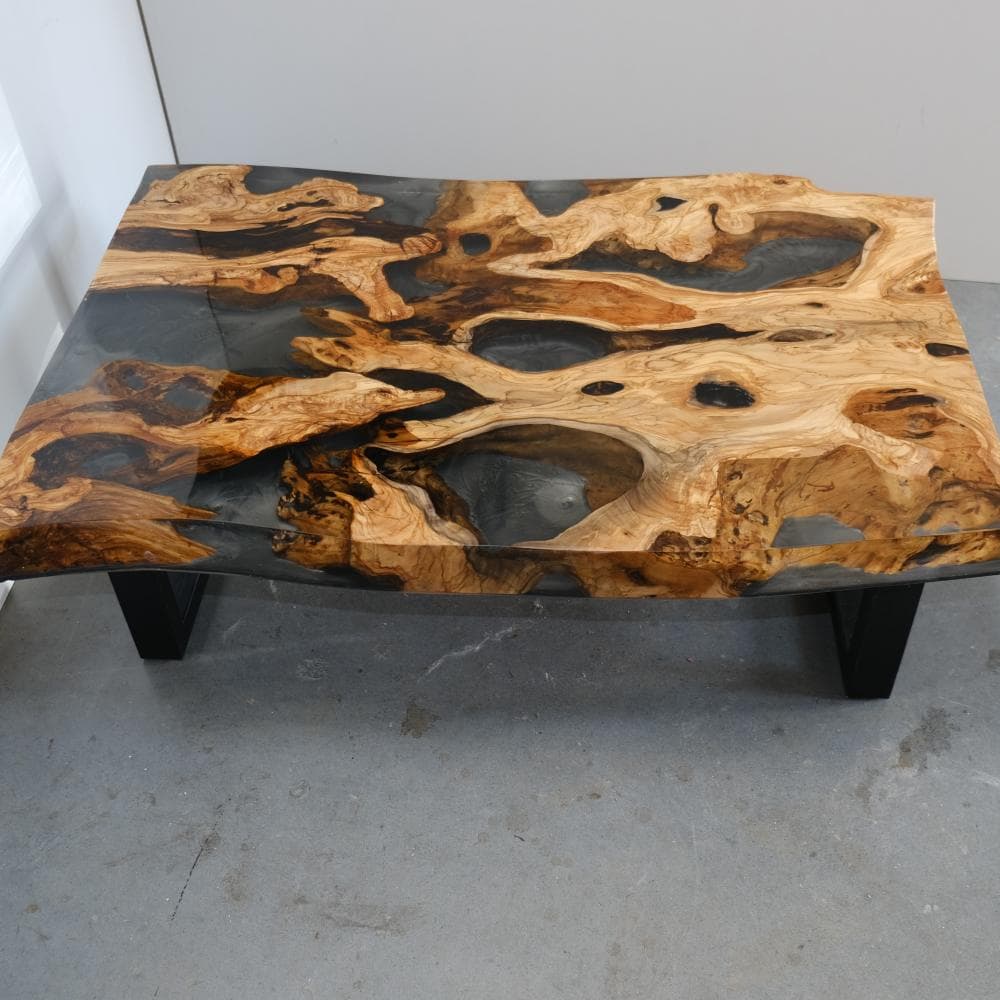 Quadratischer Epoxidharz-Couchtisch – Massivholz nach Maß gefertigt