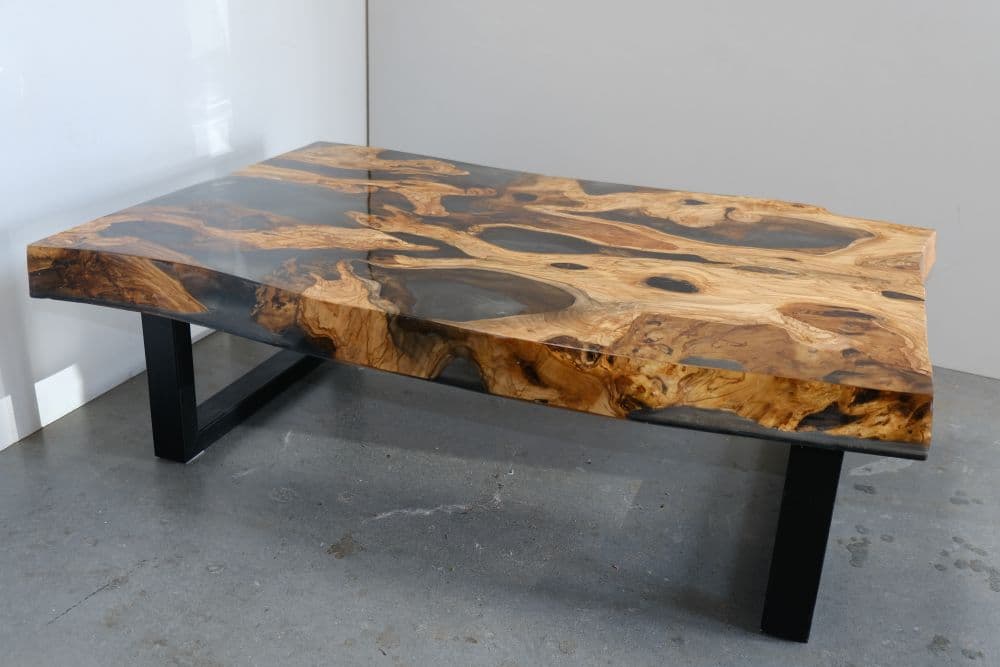 Quadratischer Epoxidharz-Couchtisch – Massivholz nach Maß gefertigt