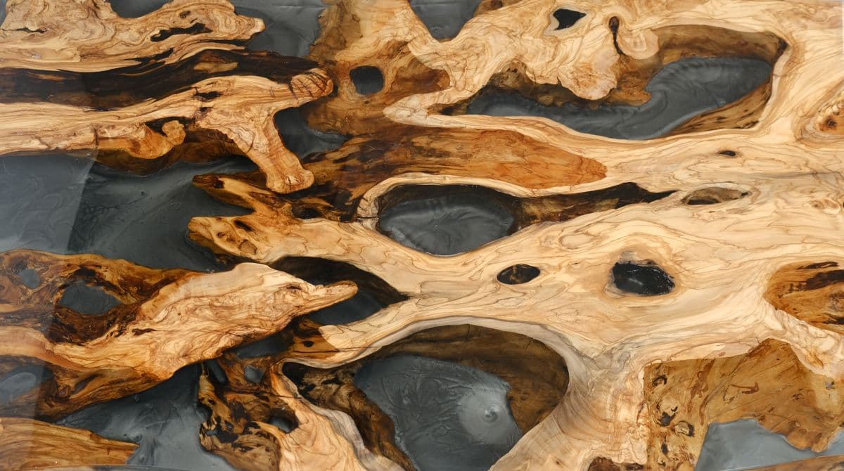 Quadratischer Epoxidharz-Couchtisch – Massivholz nach Maß gefertigt