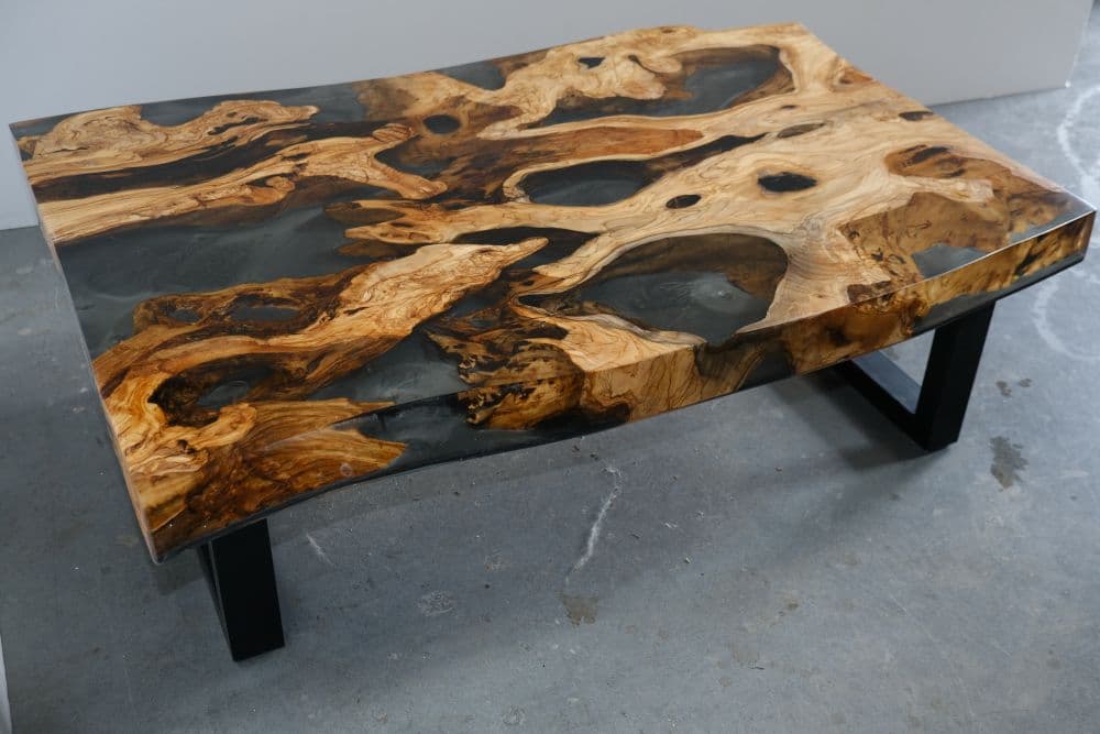 Quadratischer Epoxidharz-Couchtisch – Massivholz nach Maß gefertigt