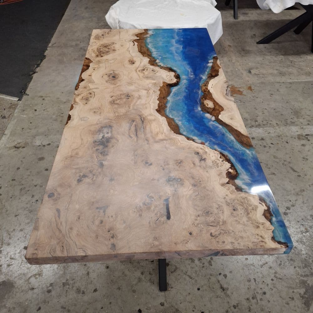 Massiver Eichen-Baumkantentisch mit blauem Epoxidharz – Live Edge