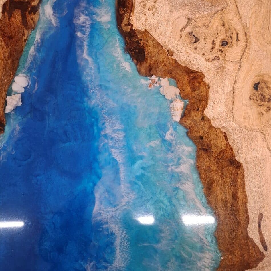 Massiver Eichen-Baumkantentisch mit blauem Epoxidharz – Live Edge