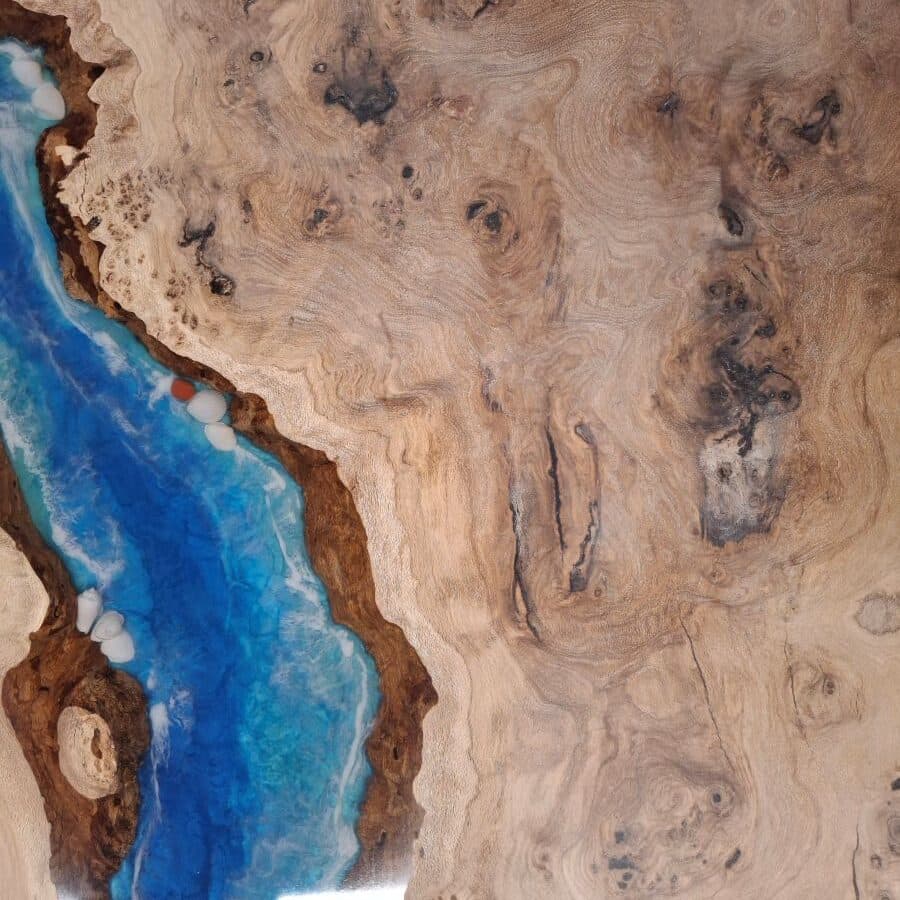 Massiver Eichen-Baumkantentisch mit blauem Epoxidharz – Live Edge