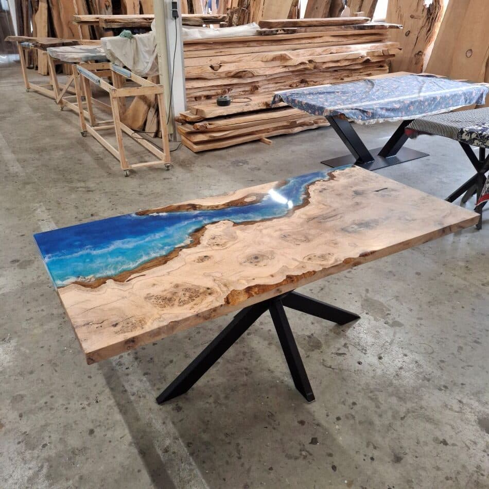 Massiver Eichen-Baumkantentisch mit blauem Epoxidharz – Live Edge