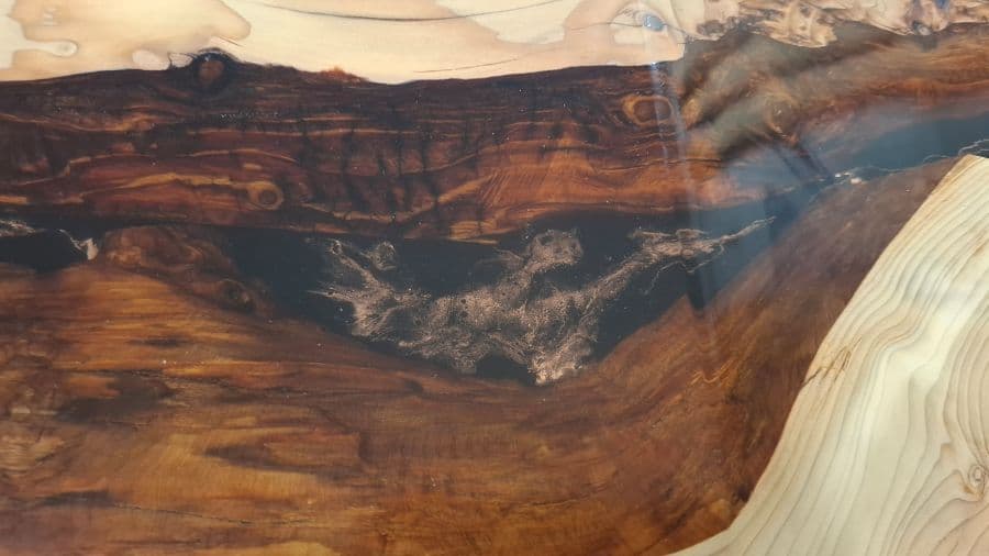 Zedernholz-Waschtischplatte mit eingefrästen Waschbecken und Epoxidharz