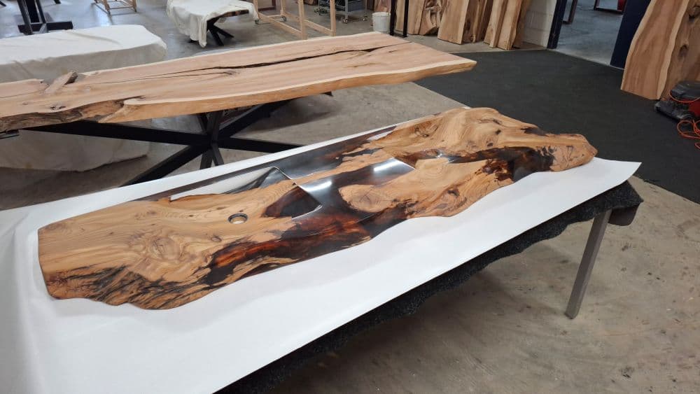 Zedernholz-Waschtischplatte mit eingefrästen Waschbecken und Epoxidharz