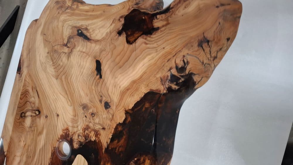 Zedernholz-Waschtischplatte mit eingefrästen Waschbecken und Epoxidharz