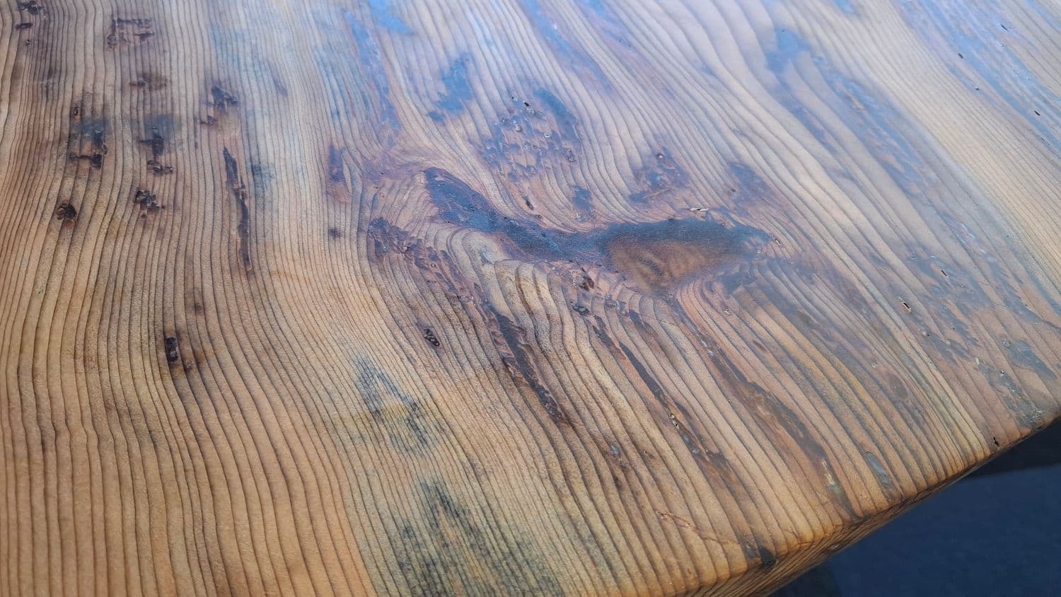 Massiver Zedernholz-Baumkantentisch mit dezenten Epoxidharz-Details