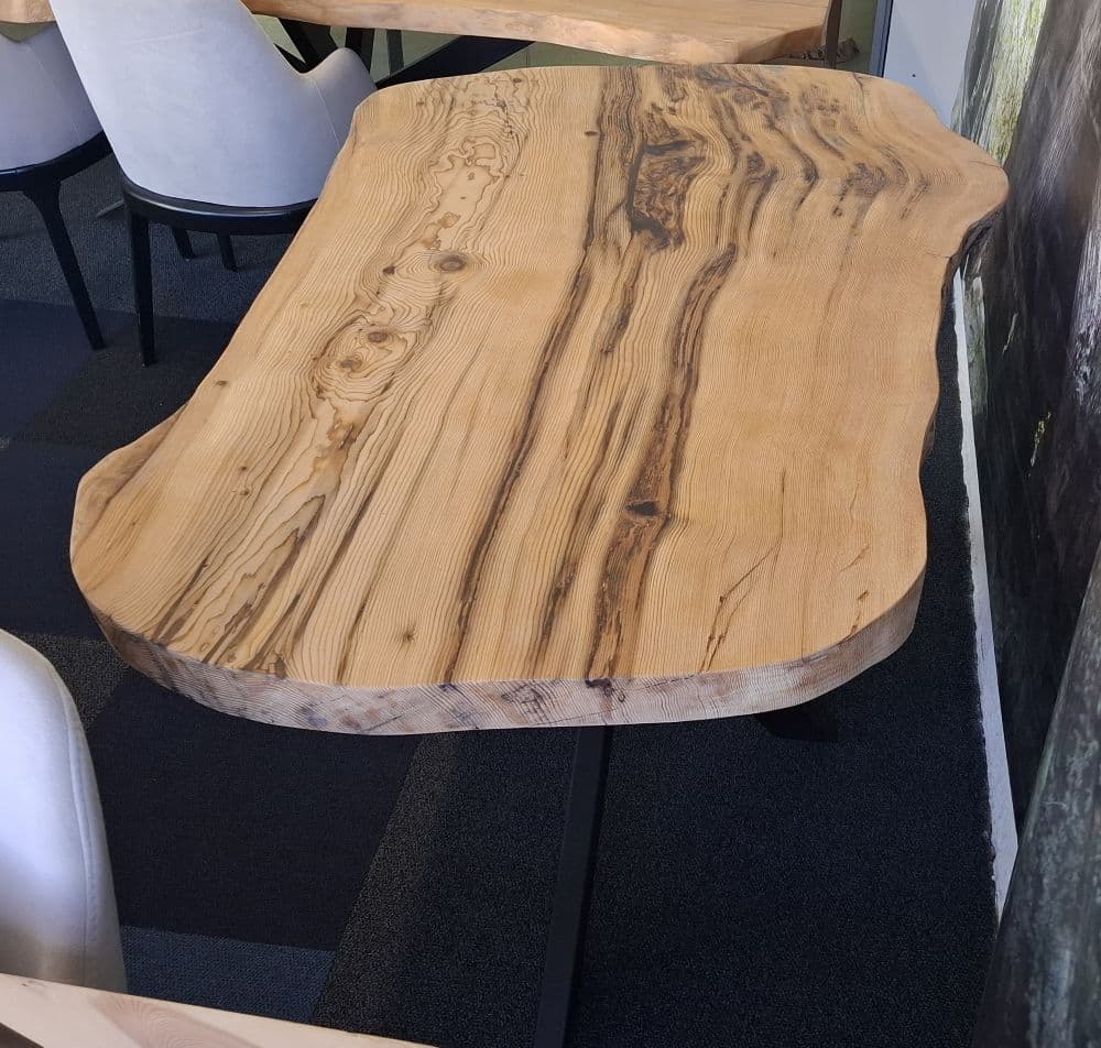 Massiver Zedernholz-Baumkantentisch mit dezenten Epoxidharz-Details
