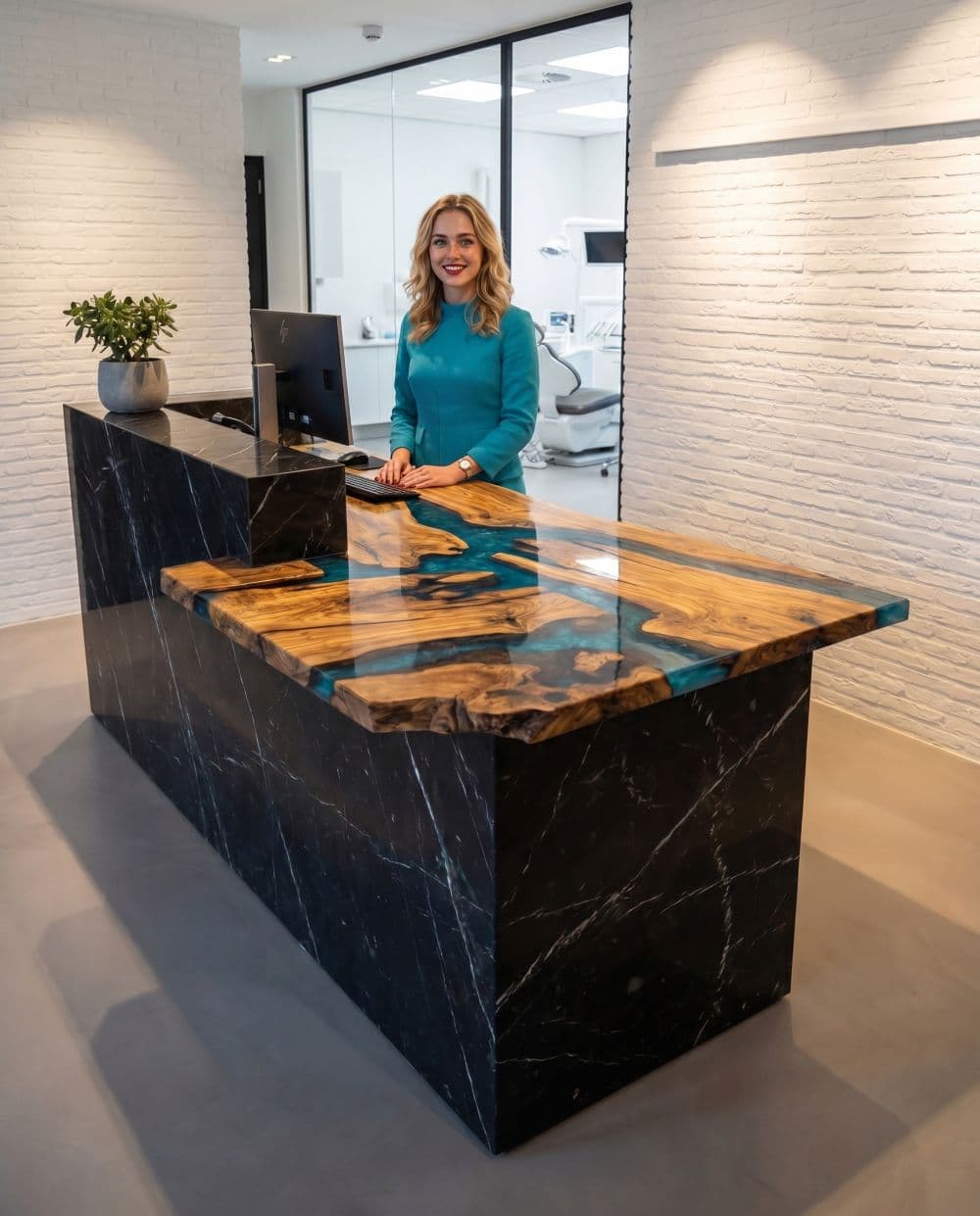 Een Luxe Olijfhout en Epoxy Balie voor de Tandartspraktijk