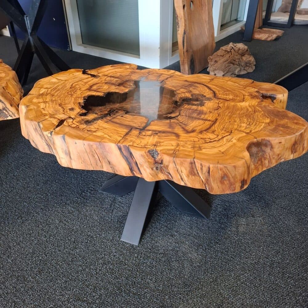 Ovaler Baumkanten-Couchtisch aus Olivenholz mit Epoxidharz