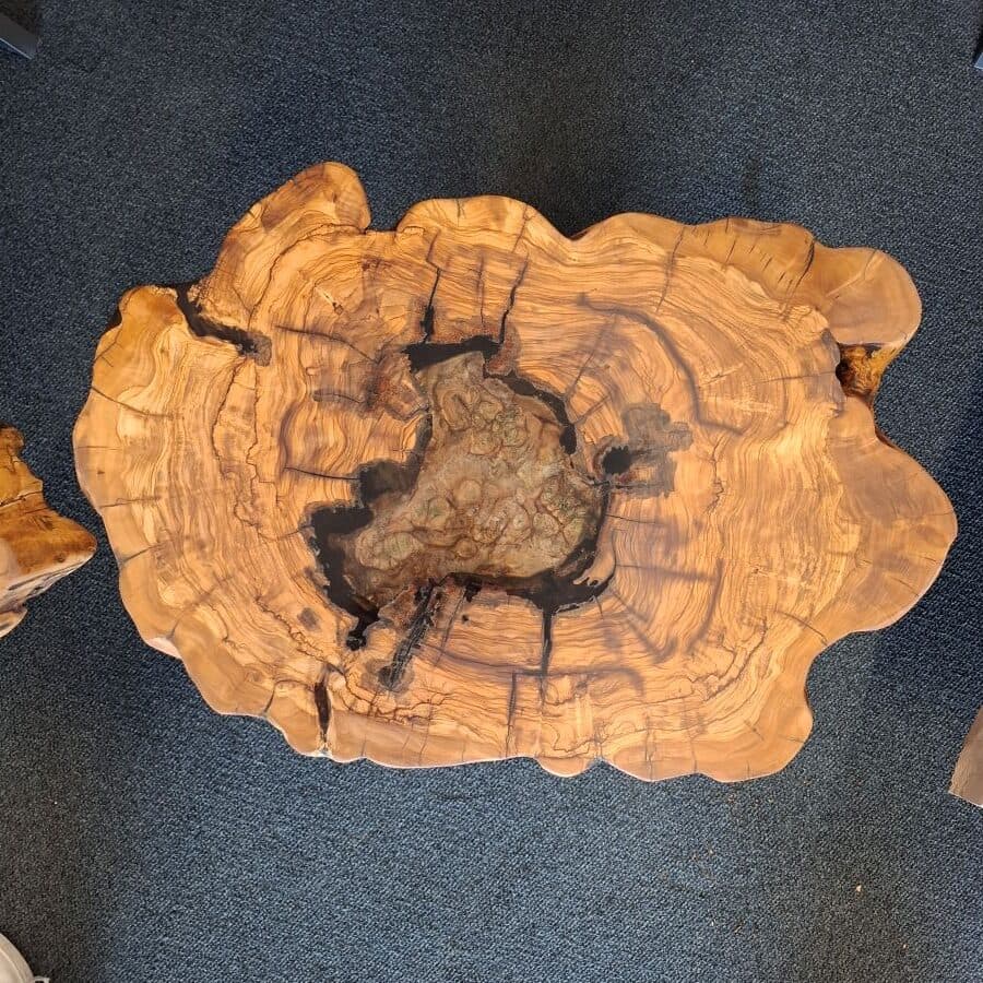 Ovaler Baumkanten-Couchtisch aus Olivenholz mit Epoxidharz