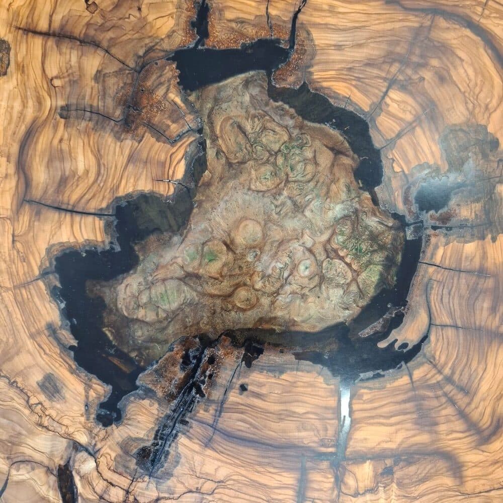 Ovaler Baumkanten-Couchtisch aus Olivenholz mit Epoxidharz
