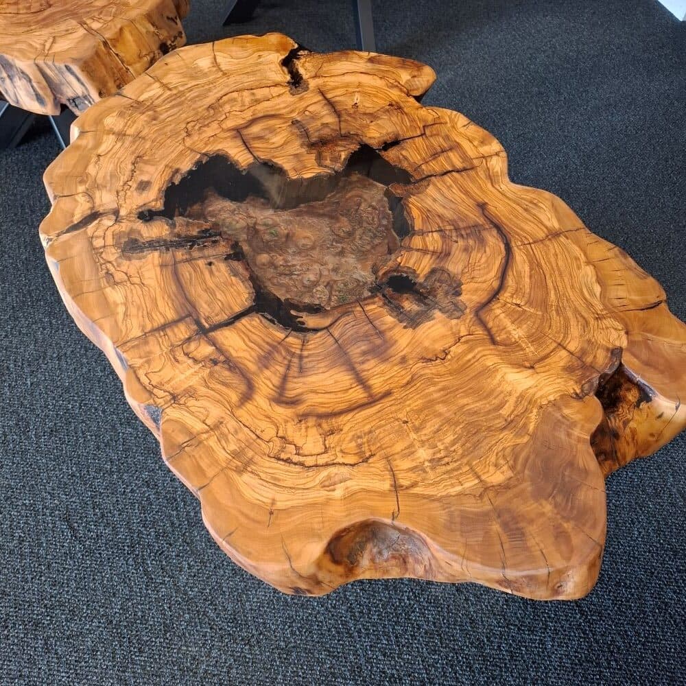 Ovaler Baumkanten-Couchtisch aus Olivenholz mit Epoxidharz