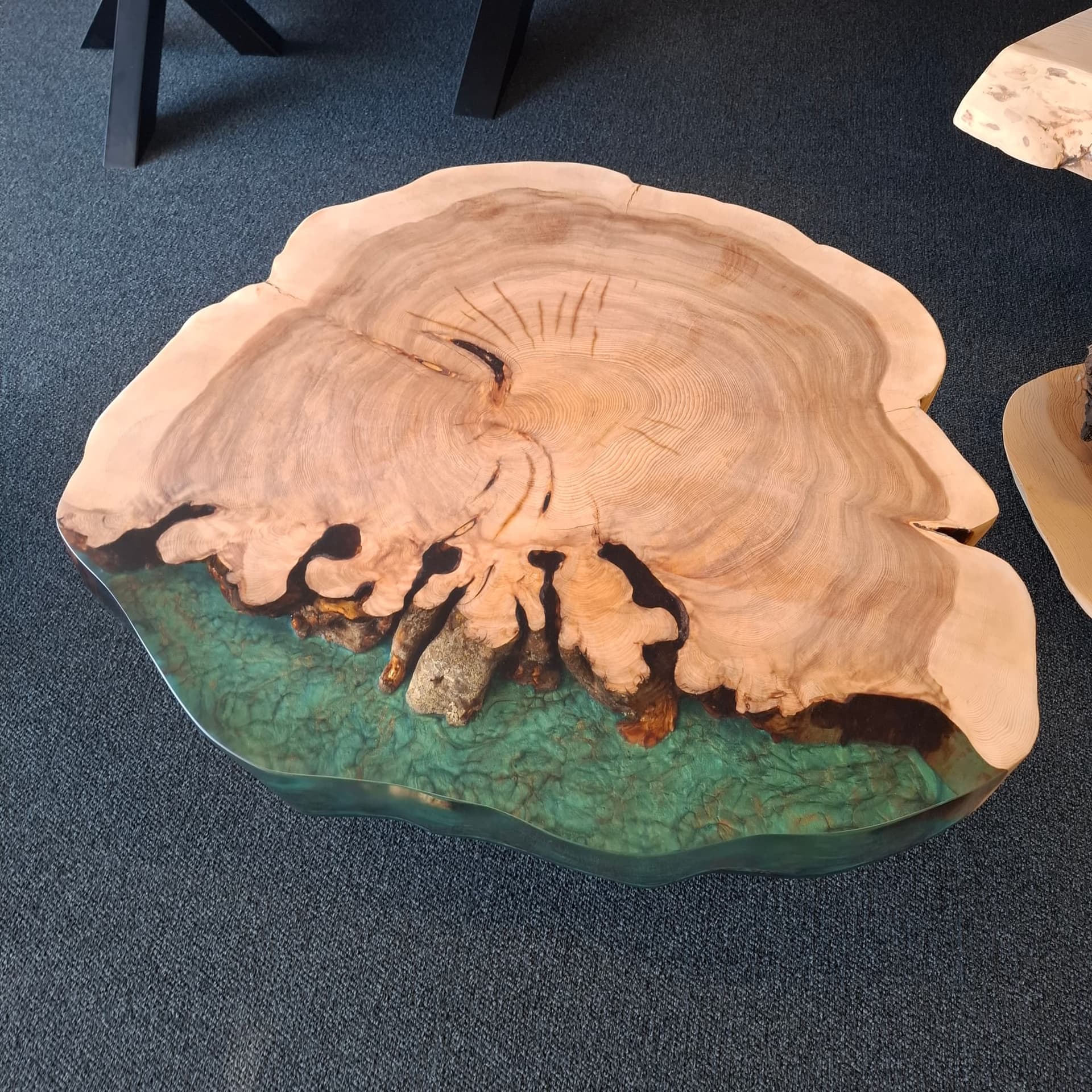 Table basse en genévrier et résine époxy côte bleu-vert