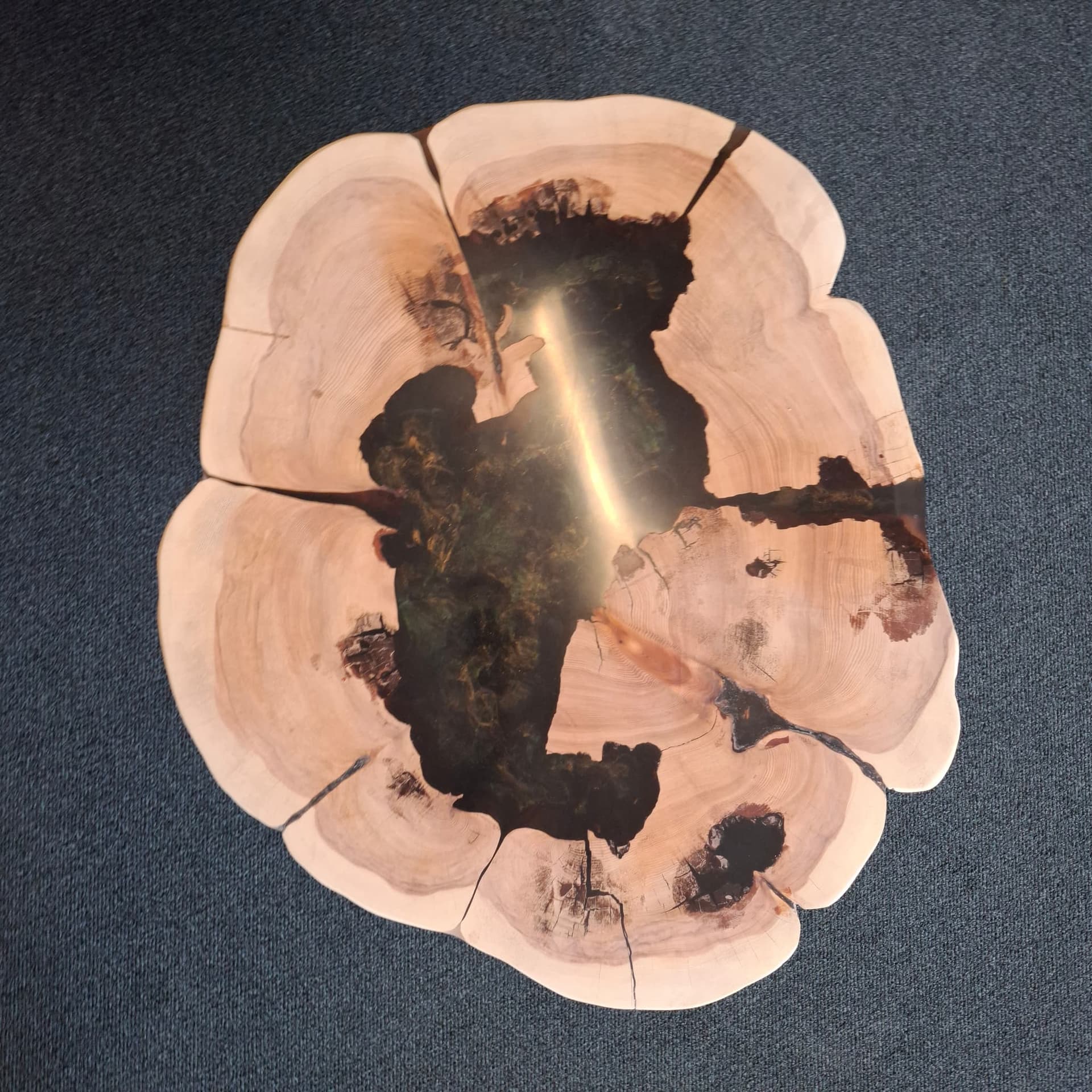 Table basse ronde en genévrier et résine époxy Nebula