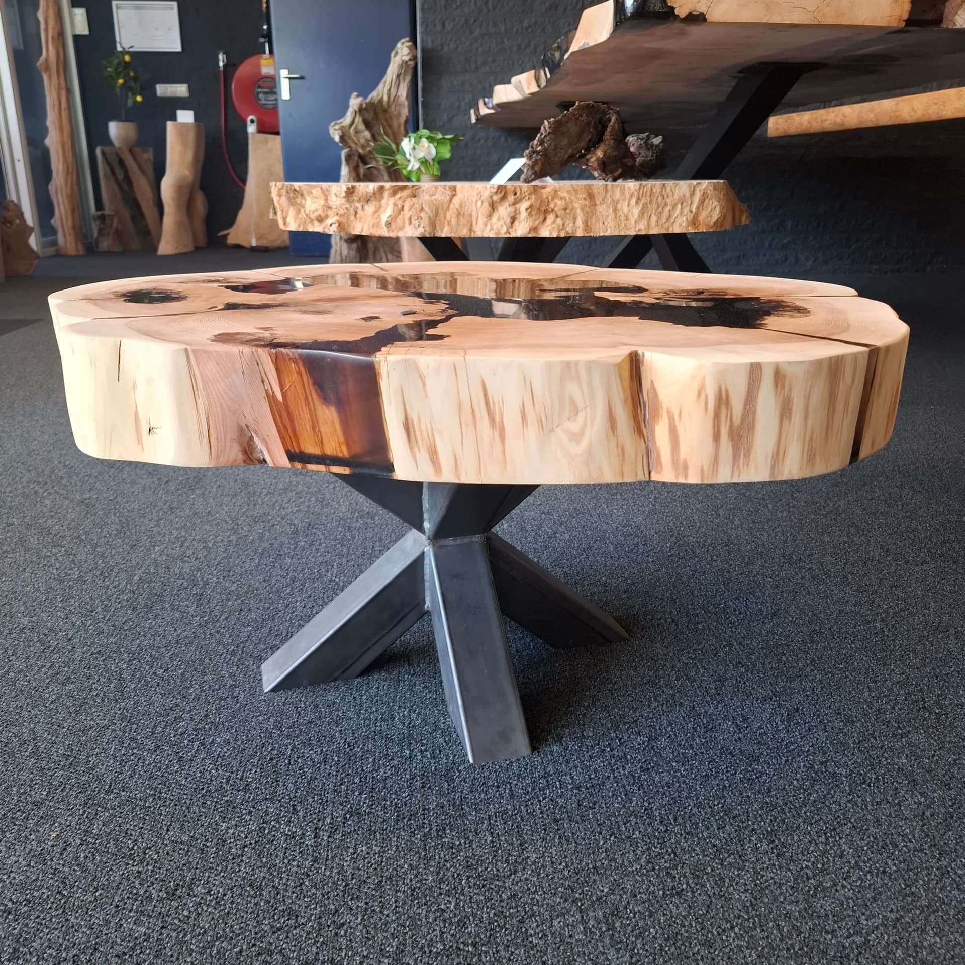 Runder Couchtisch aus Wacholderholz mit Nebula-Epoxidharz