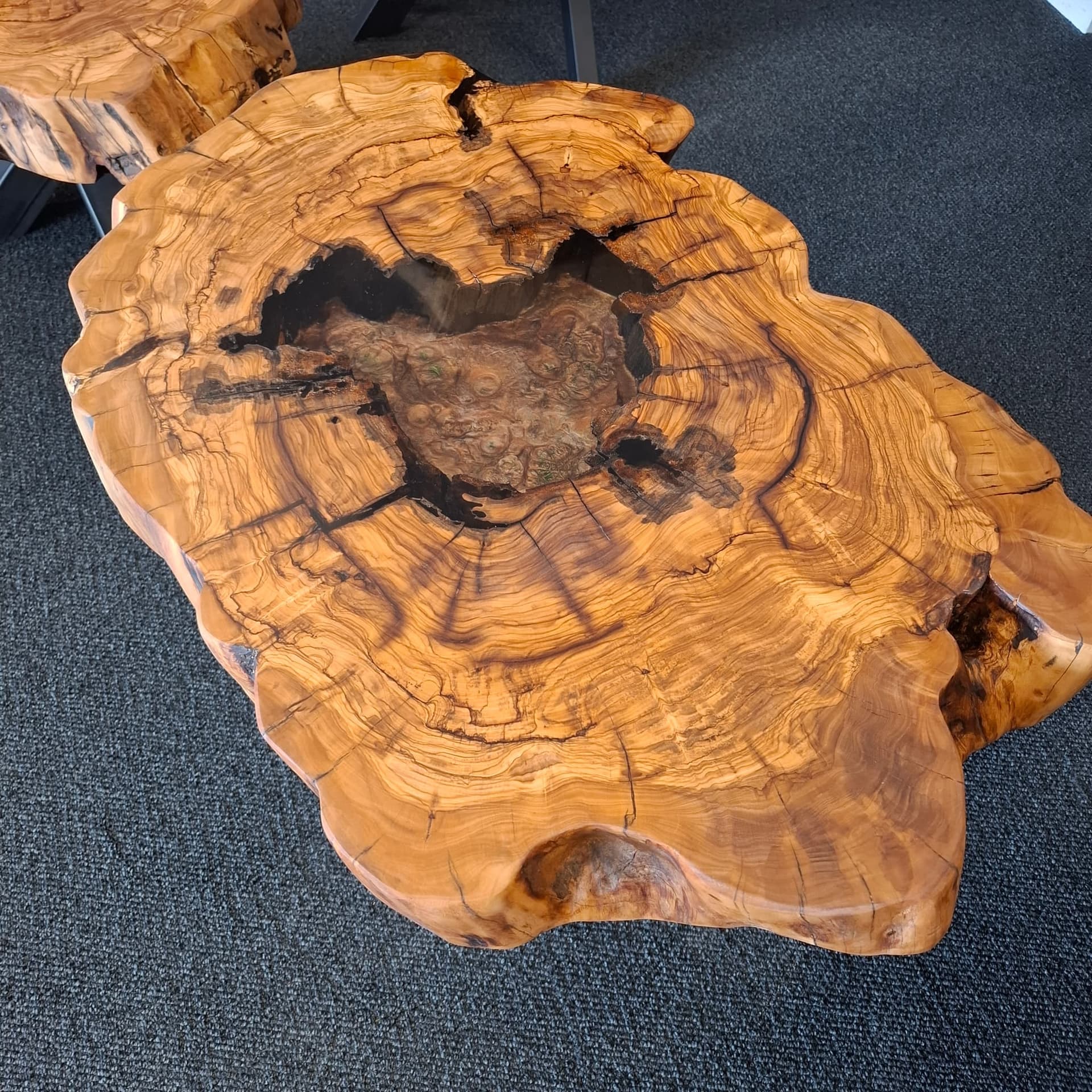 Baumkanten-Couchtisch aus Olivenholz mit dunkelbraunem Epoxidharzkern