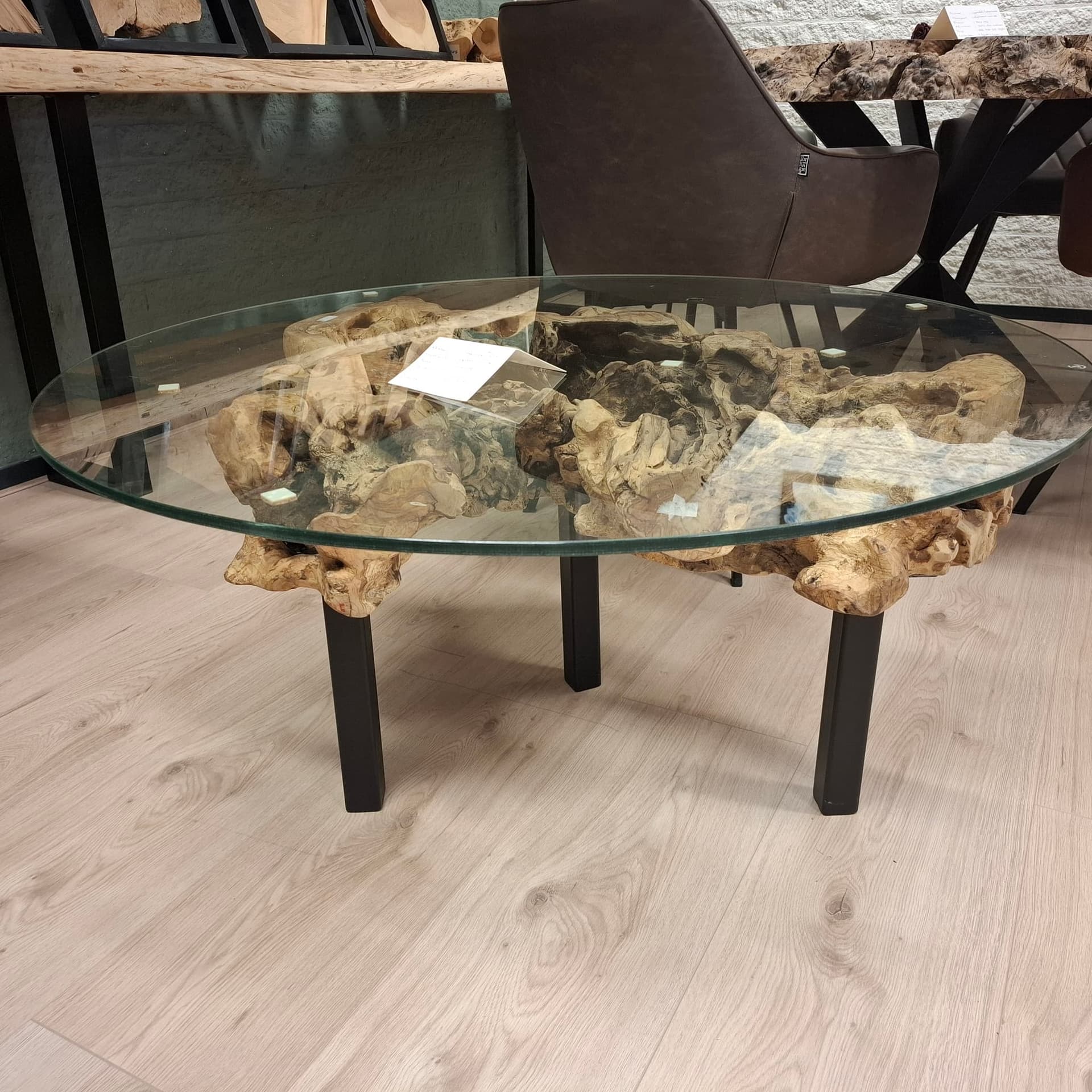 Table basse en racine d'olivier avec plateau rond en verre