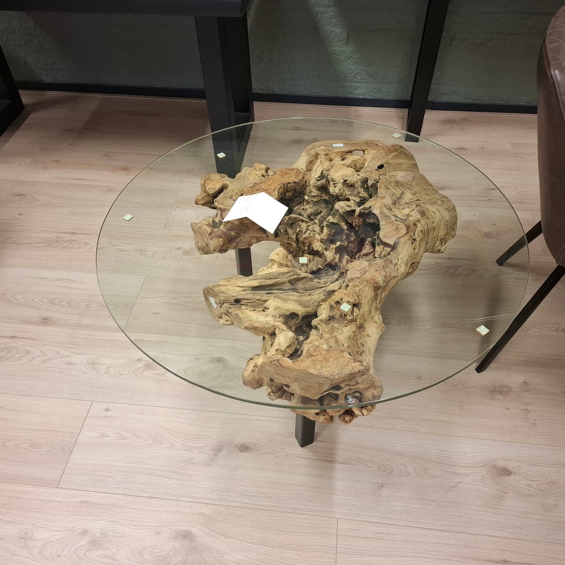 Olivenholz-Wurzel-Couchtisch mit runder Glasplatte