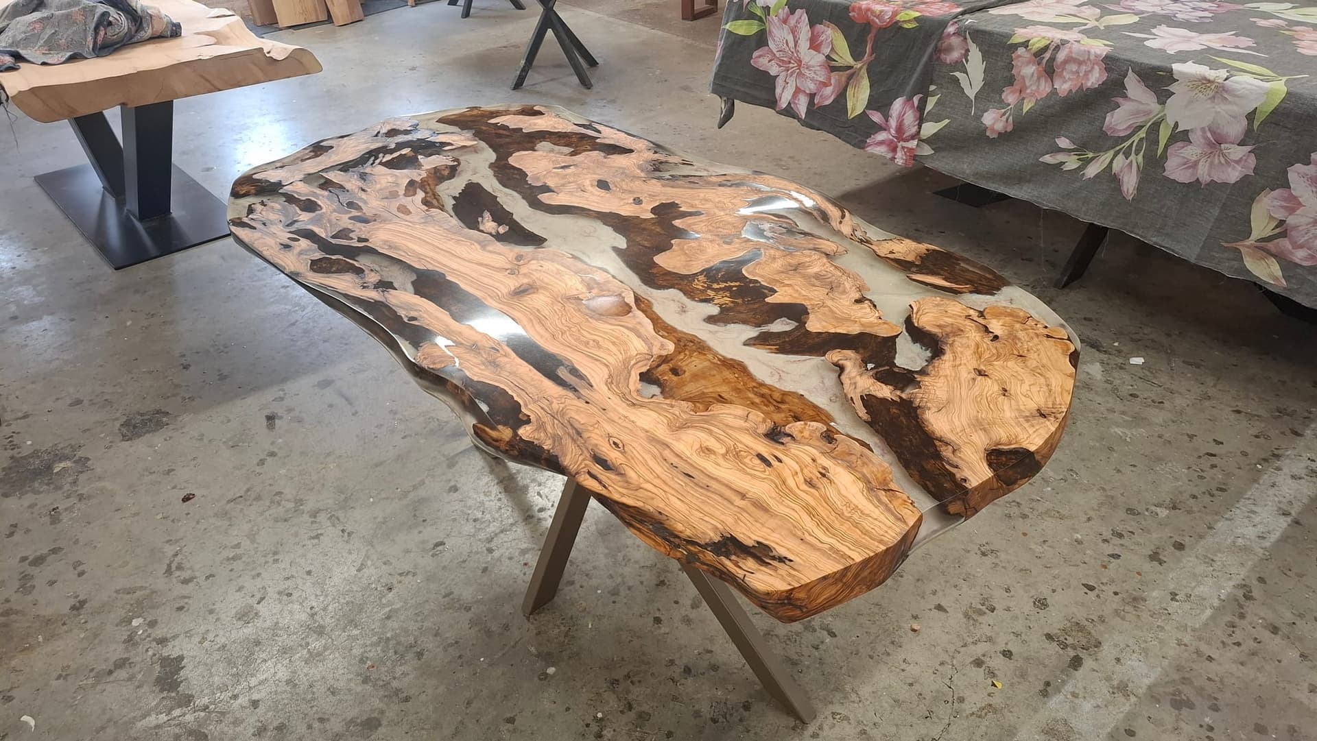 Eettafel met witte epoxy en organische houtvormen