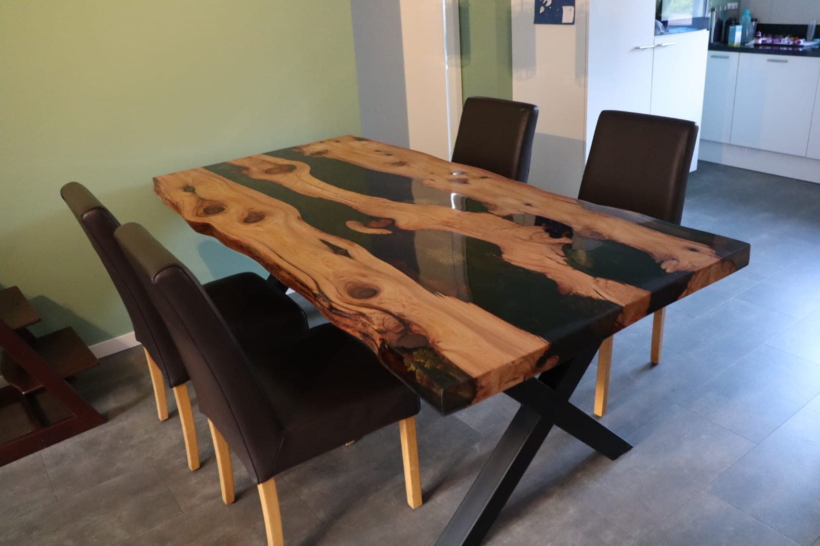Jeneverbeshouten eettafel met donkere epoxy en groene accenten