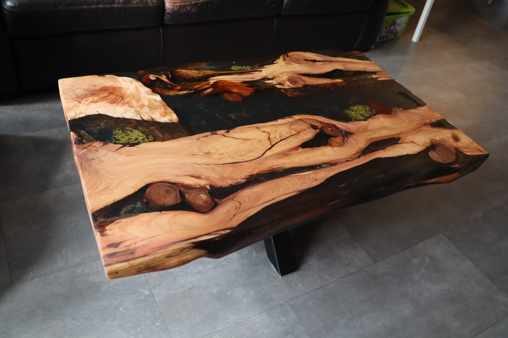 Wacholder-Couchtisch mit dunklem Epoxidharz und grünen Akzenten