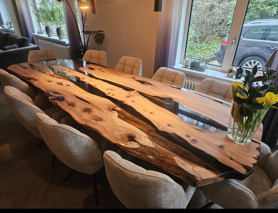 Kiezelvormige jeneverbeshouten eettafel met donkere epoxy
