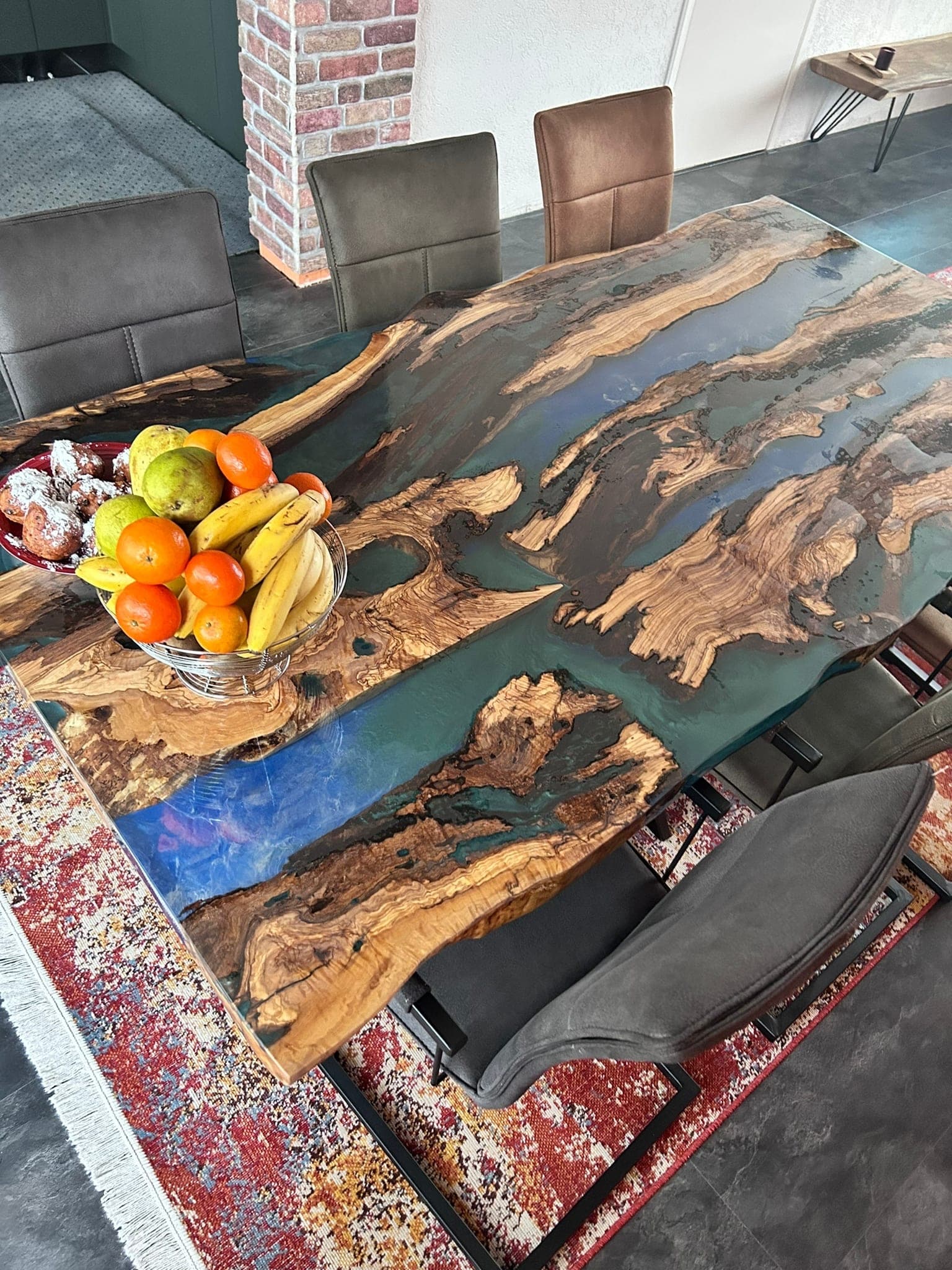 Olijfhouten eettafel met diepblauwe epoxyrivier