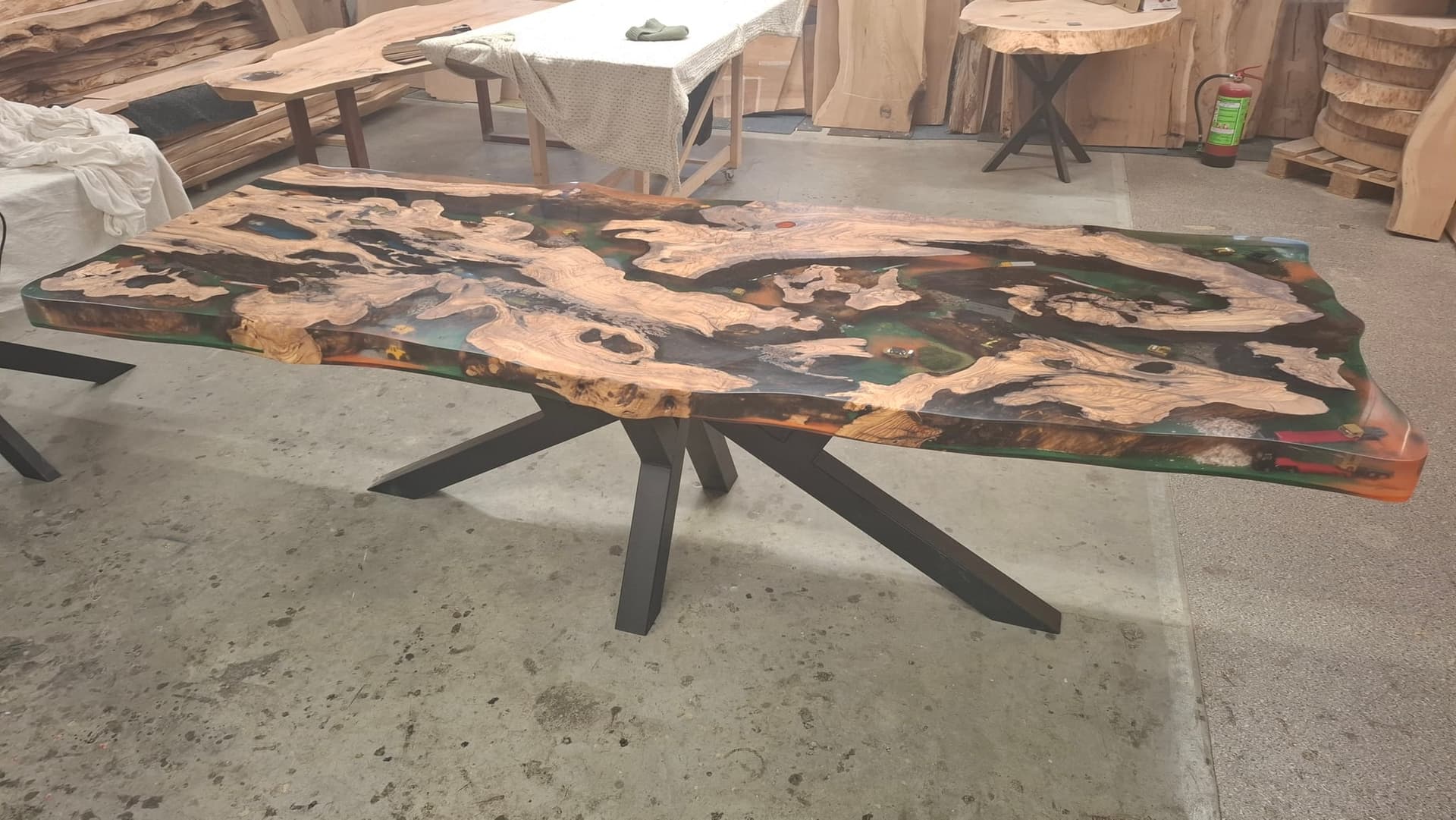 Table de réunion en olivier et époxy avec objets d'entreprise