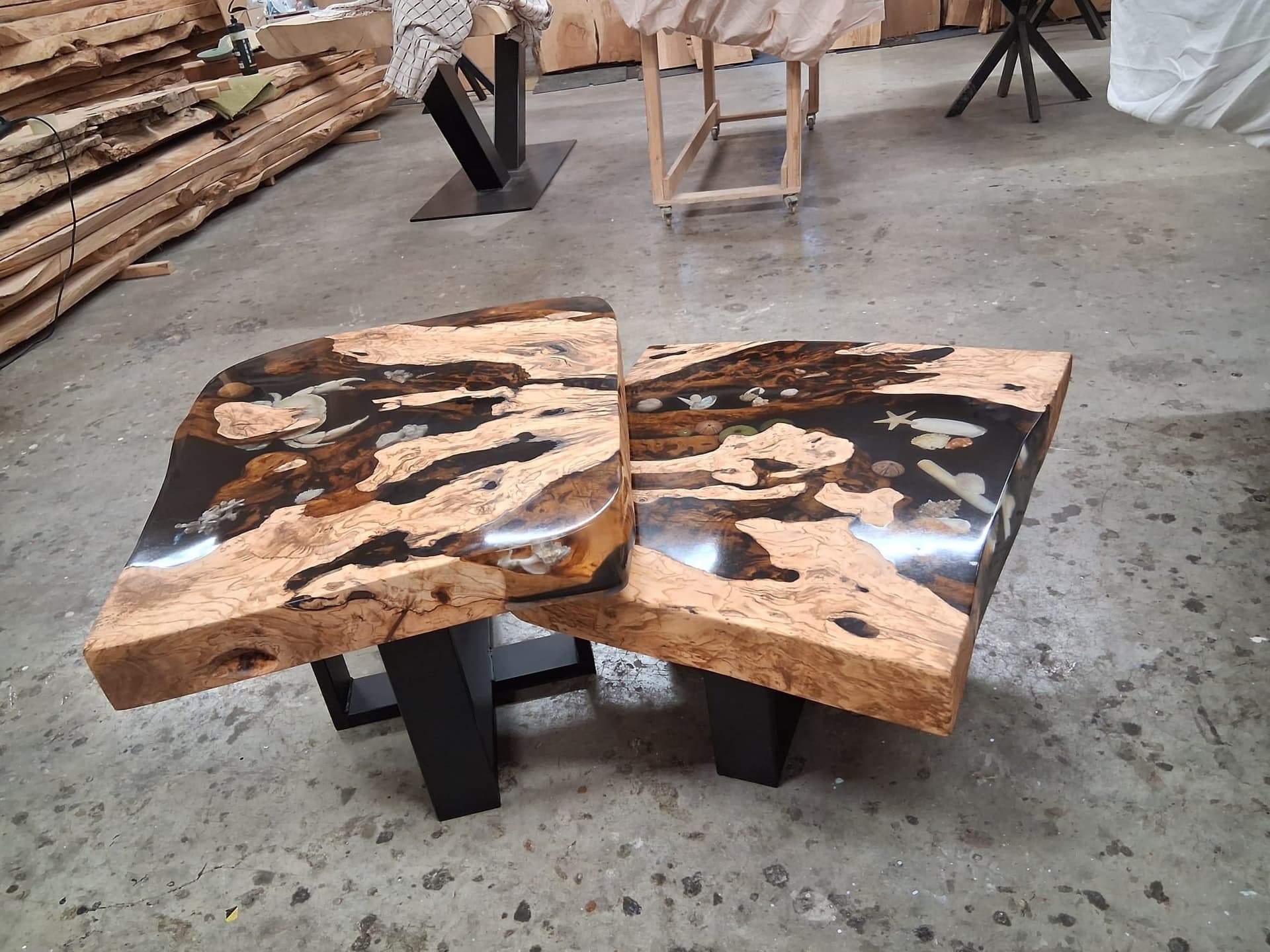 Olivenholz-Couchtischduo mit Epoxidharz und maritimen Details