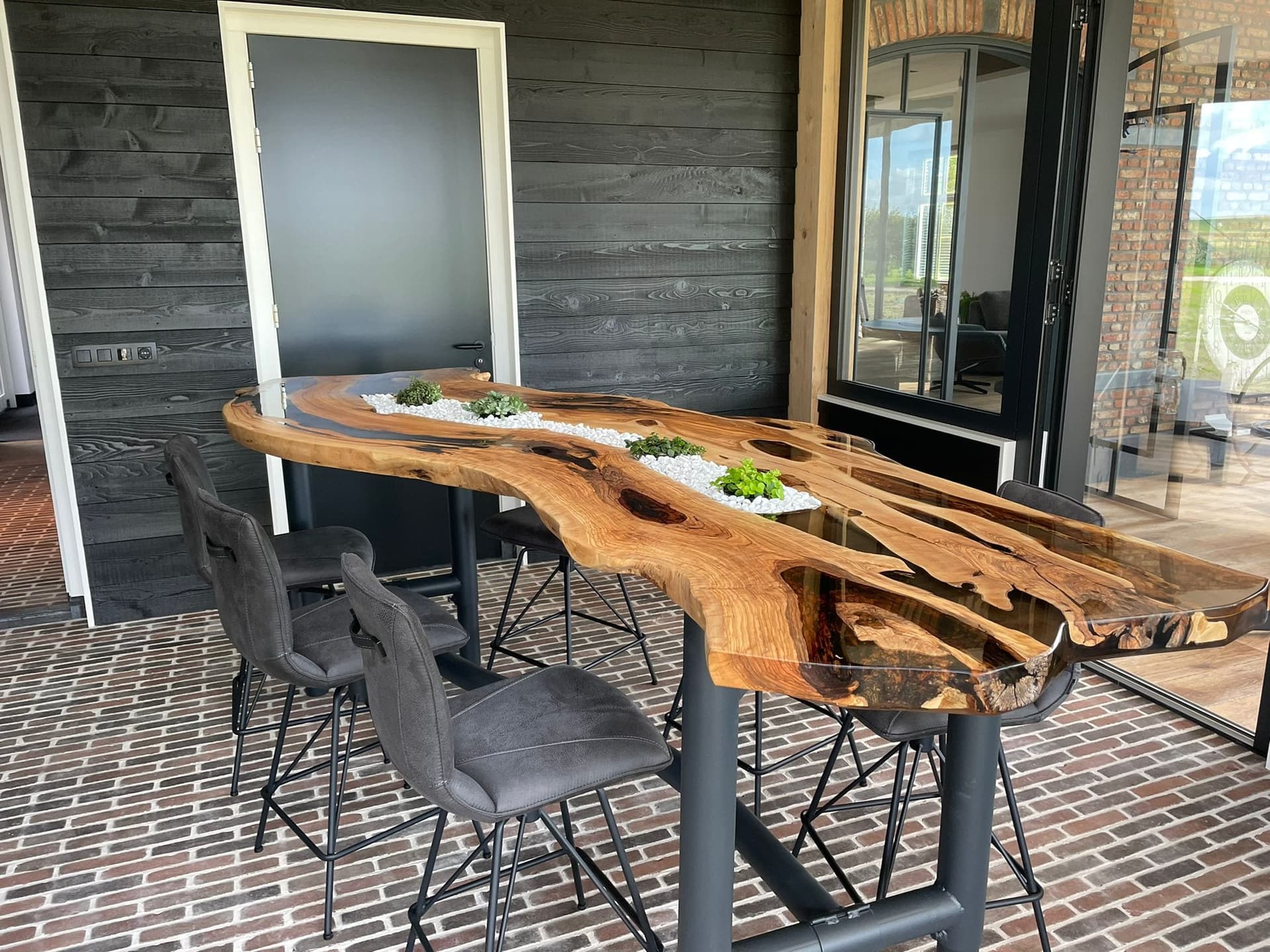 Olijfhouten vergader- en bartafel met open groen midden