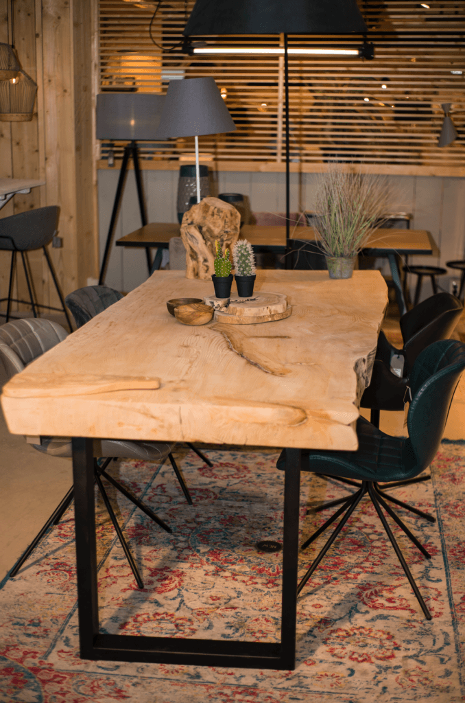 Exclusieve boomstamtafels van cederhout